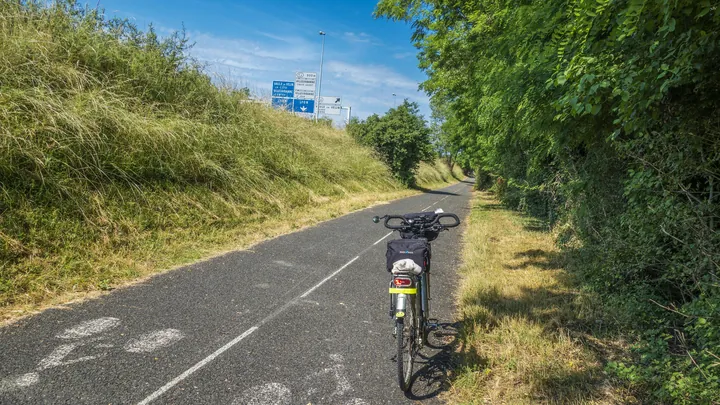 Voyage à vélo sur la Via Rhôna, du Léman en Suisse, à la mer Méditerranée en France. L'Eurovelo 17 (ev17) ou Rhone Cycle Route est une vélo route Européenne.